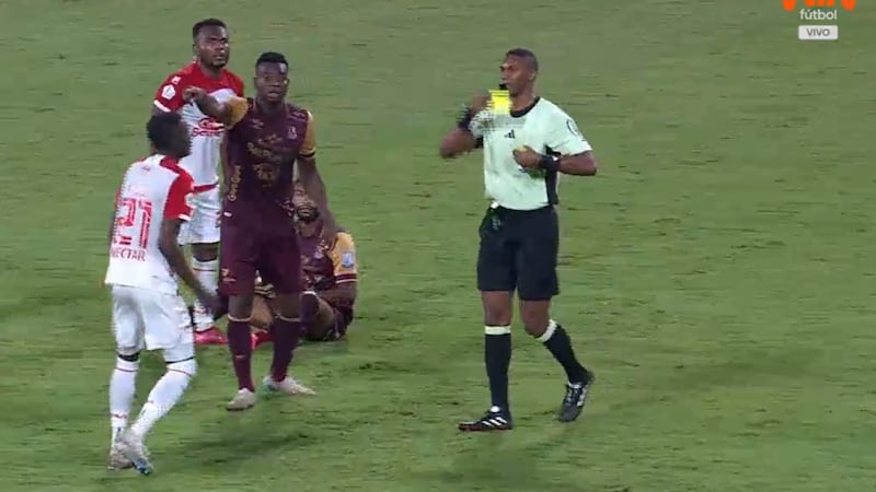 Al árbitro se le olvidó expulsar a un jugador de Santa Fe al que le mostró doble amarilla y por poco comete un oso mundial