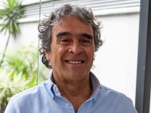 “Preocupado por las huev** mías”: Fuerte respuesta de Sergio Fajardo a asistente en encuentro político