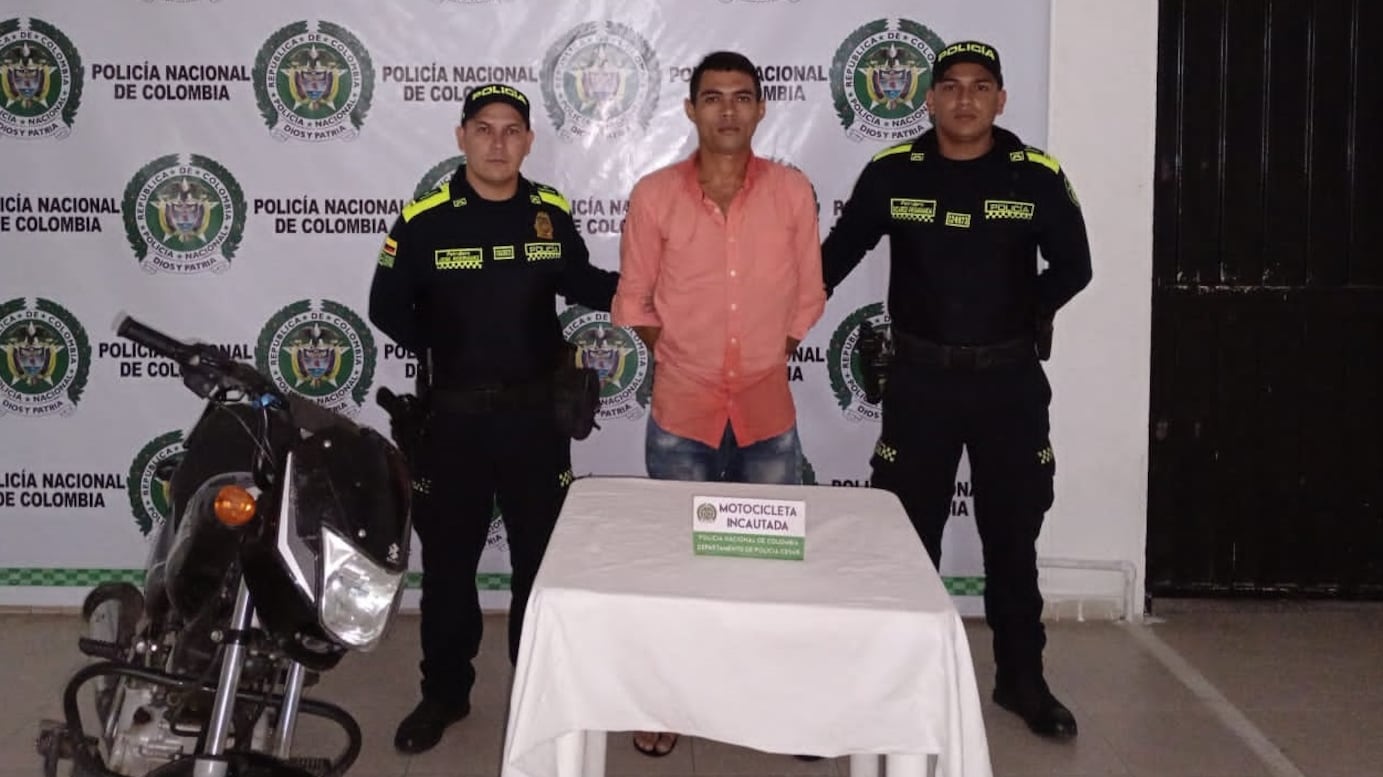 Capturan a hombre que tenía casa por cárcel manejando una moto robada.