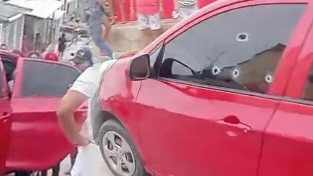 Foto sicarios asesinaron a conductor de popular plataforma dentro de su vehículo.