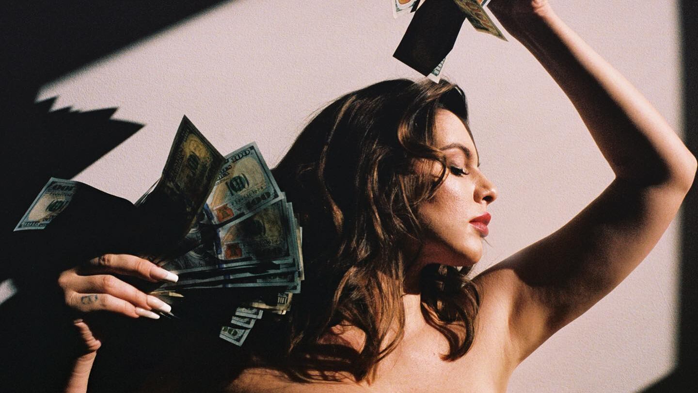 La actriz Julia Fox negó estar con el cantante por motivos de fama o de dinero, y que por el contrario ha disfrutado la relación.