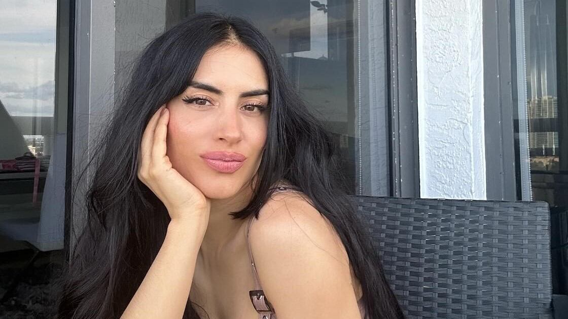 Jessica Cediel se mostró leyendo el mensaje de lo que muchos consideran su nuevo amor, pero en ropa para dormir.