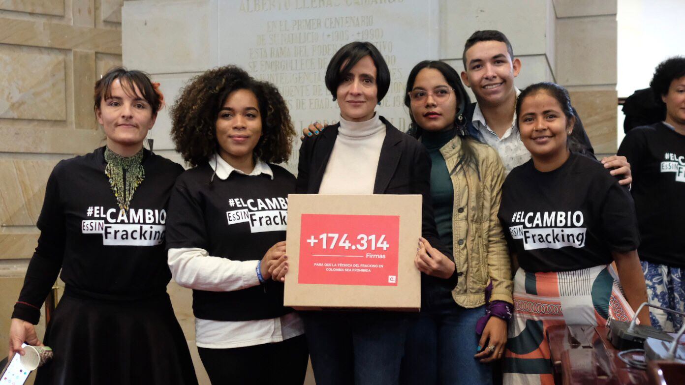 La Ministra de Ambiente y Desarrollo Sostenible Susana Muhamad, 174.314 firmas, que recolectaron un grupo de jóvenes ambientalistas contra el fracking.