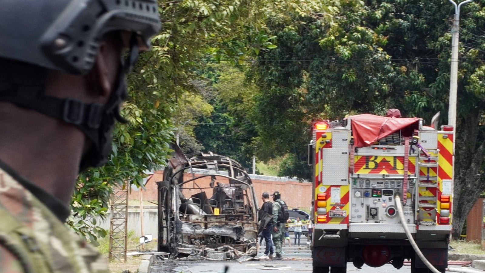 Foto atentado en Cali: explosión de bus frente al Batallón Pichincha genera pánico y activa operativo militar.