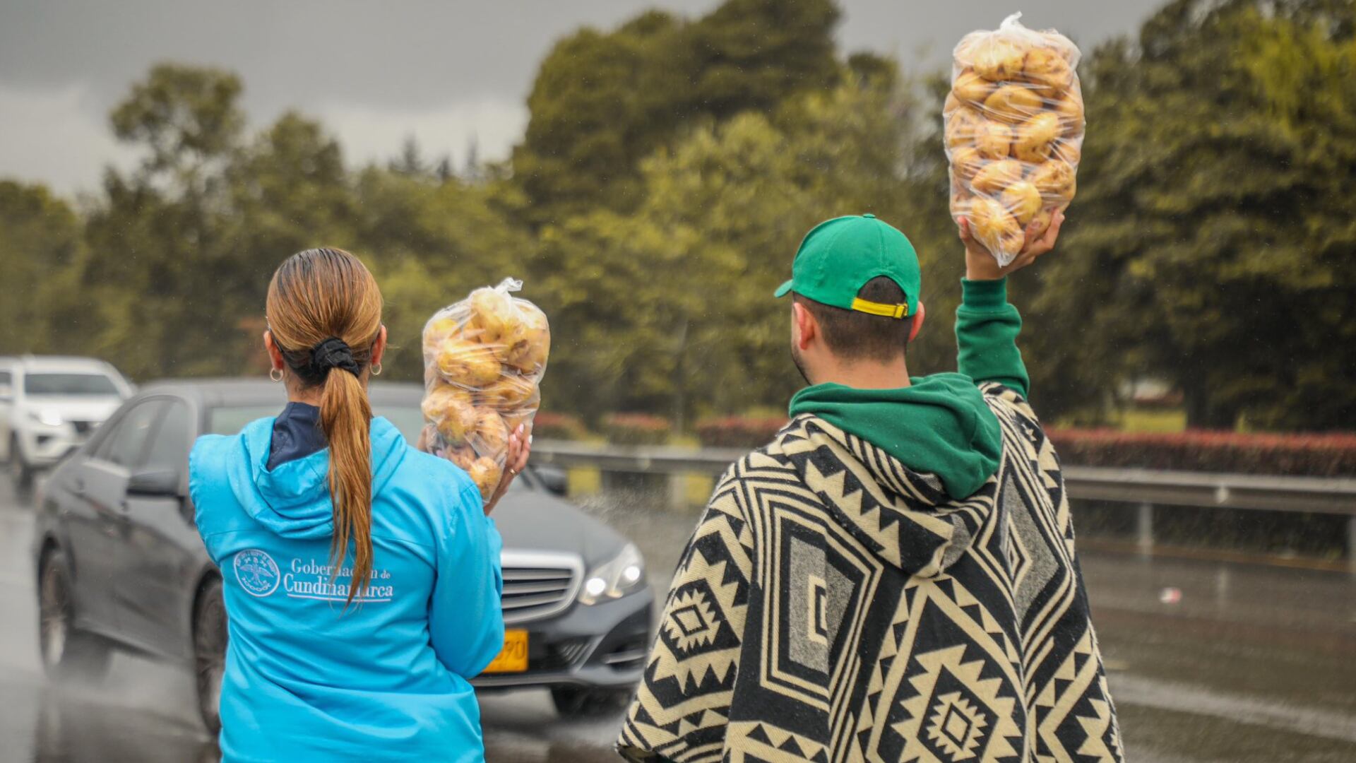 El gobernador de Cundinamarca pidió apoyo por los paperos del departamento: “si ven un papero en un peaje, por favor cómprenle”