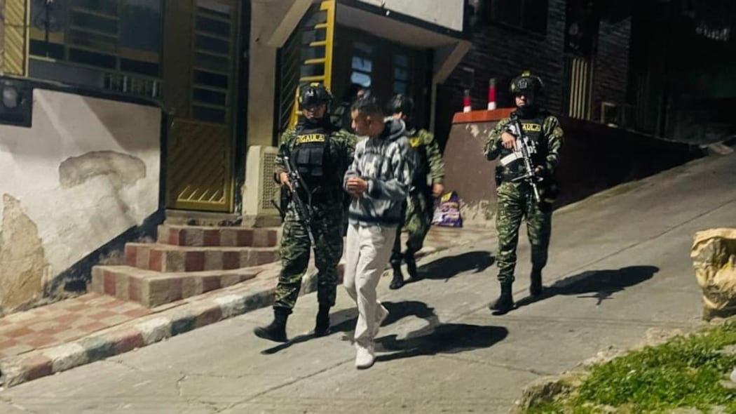 Ejército y Fiscalía capturaron a cinco presuntos integrantes del grupo delincuencial 'Los Violeta' en Bogotá