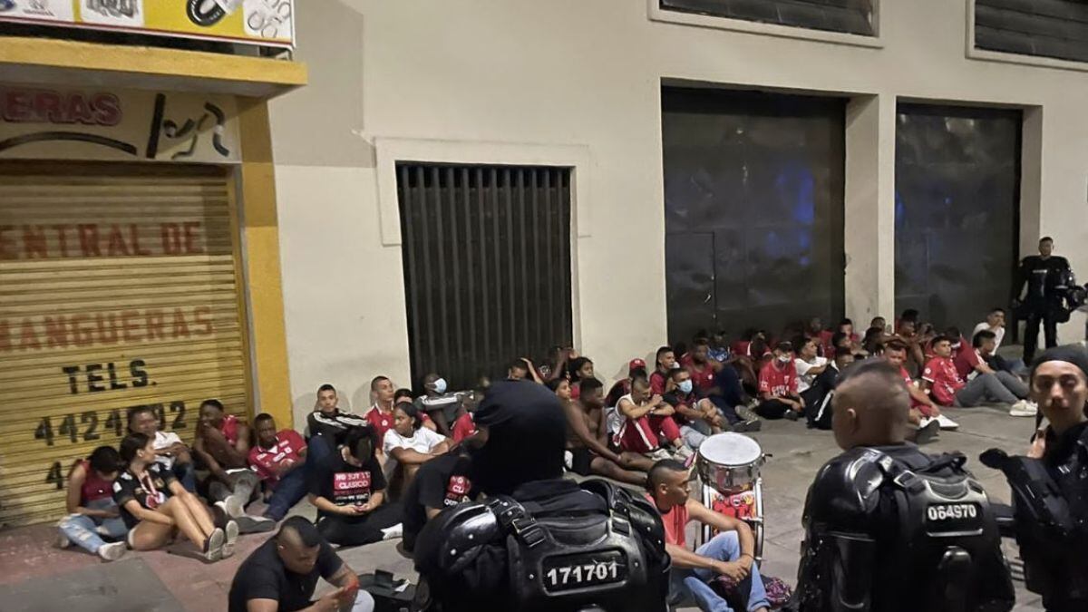 Hinchas del américa de cali, atacaron a otros hinchas del Deportivo Cali previo al clásico vallecaucano.