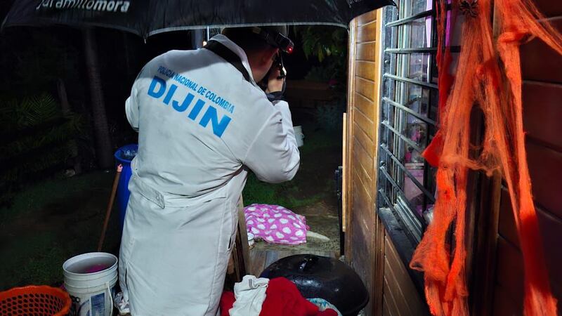 Denuncian que hombre mató al perro de la casa y se escapó llevándose a su hija