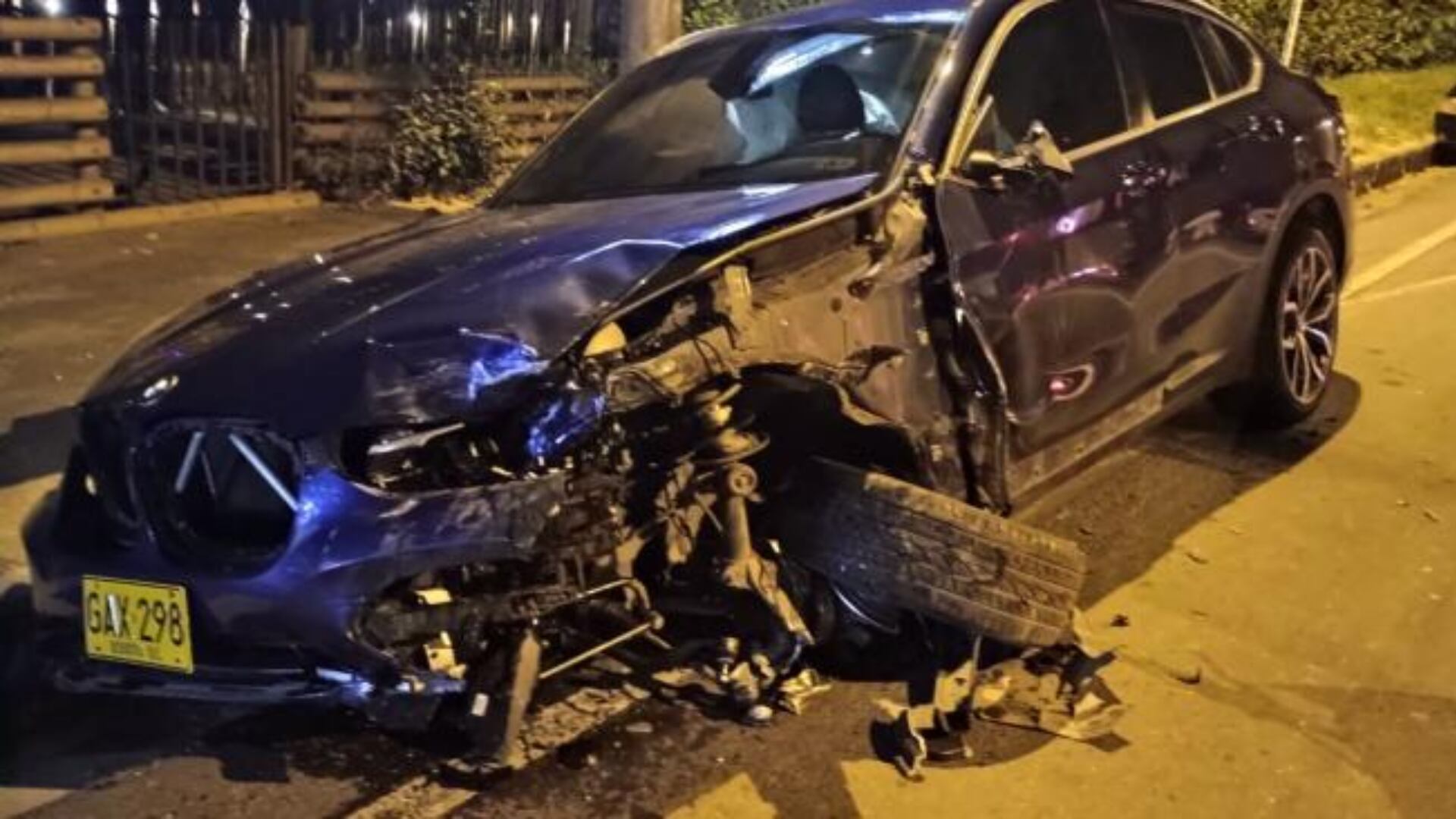 Así quedó el carro BMW que conducía niña de 13 años y terminó estrellándose en Ibagué: hubo heridos