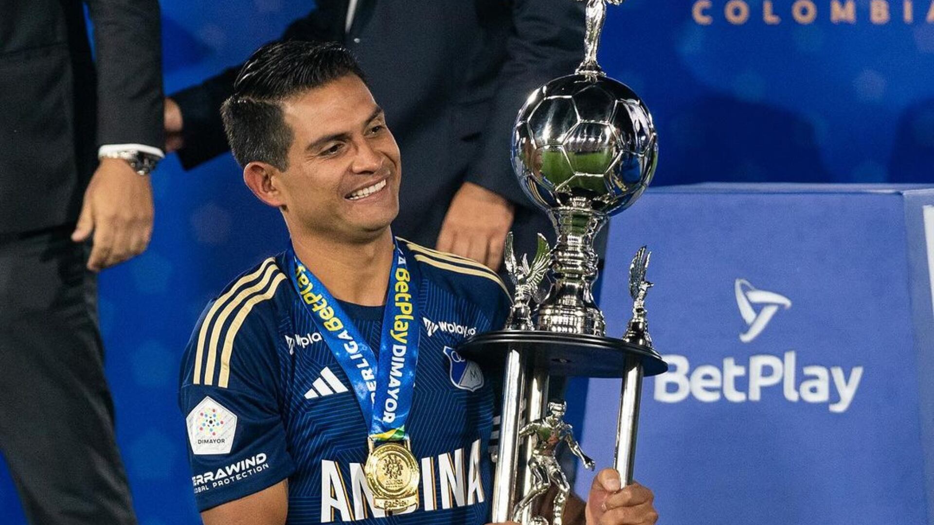 Macálister Silva paró la celebración del título de Millonarios para agradecerle a lso bomberos de Bogotá