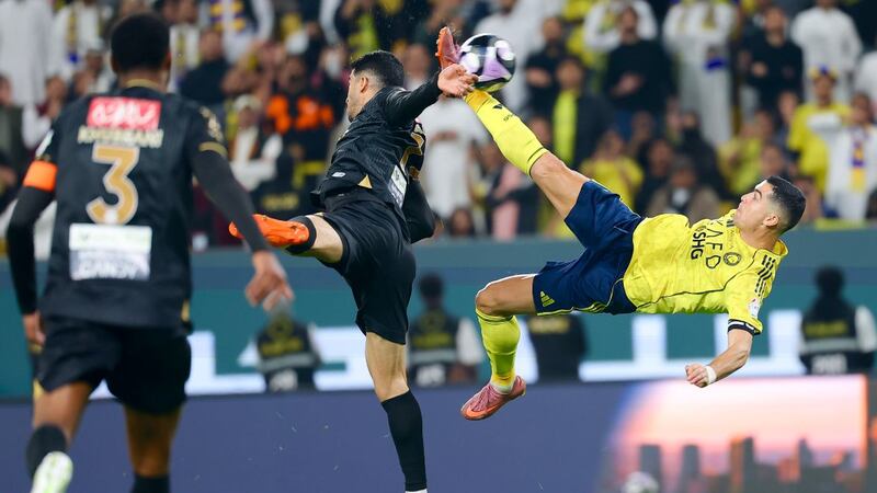 Cristiano Ronaldo se inventó espectacular golazo de chilena y se acerca a los 1000 goles