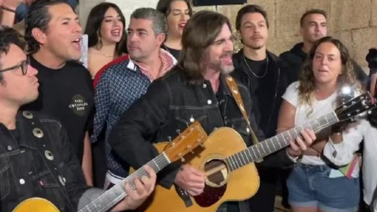 Juanes cantó a las afueras de un hotel en Mérida, España