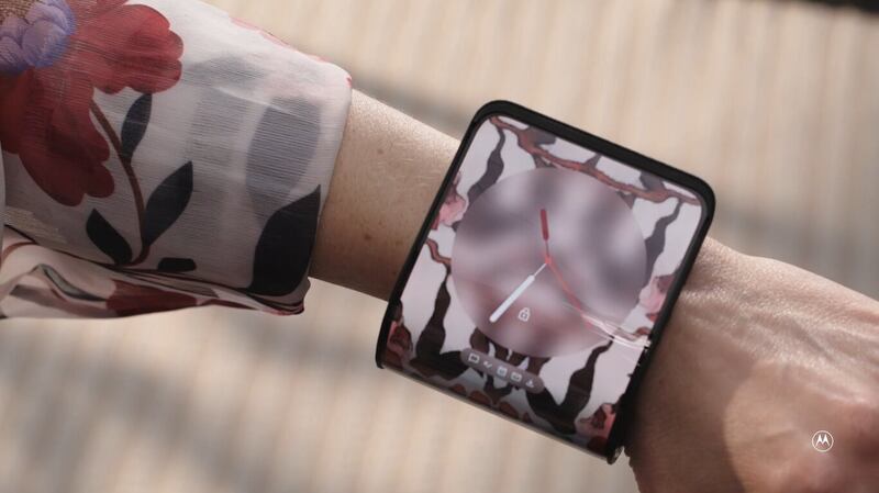 Motorola muestra otro concepto de un smartphone con pantalla plegable que es capaz de doblarse como brazalete en la muñeca.