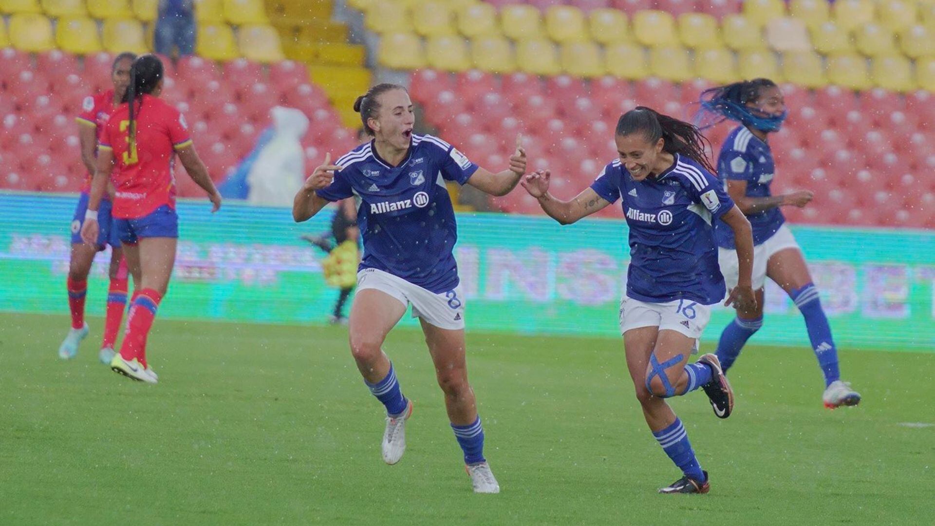 Critican barras de Millonarios por baja asistencia a partido del equipo femenino.