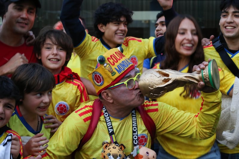 Afición colombiana invade el Ángel de la Independencia