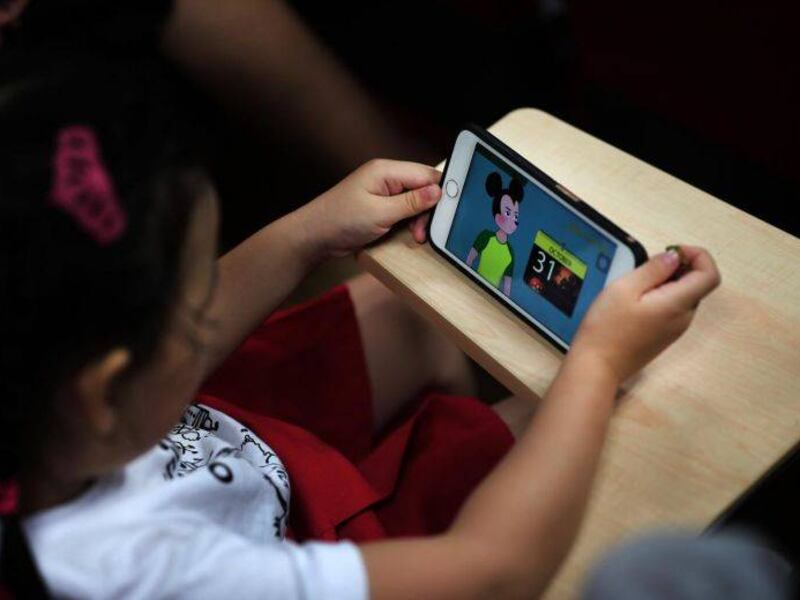 Se intensifica el debate sobre el uso de celulares en los colegios de Bogotá; 20 instituciones lo prohibirían