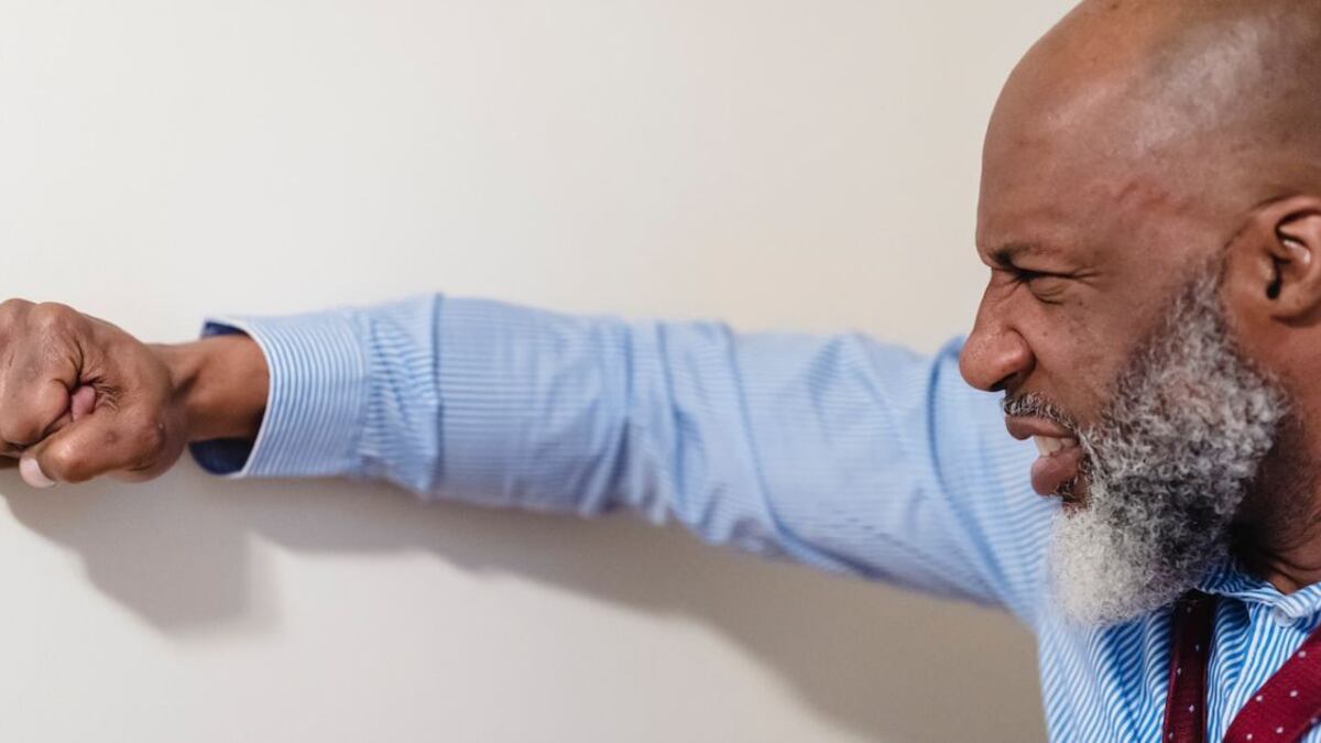 Hay varios motivos por los que muchos hombres golpean las paredes cuando están enojados o frustrados