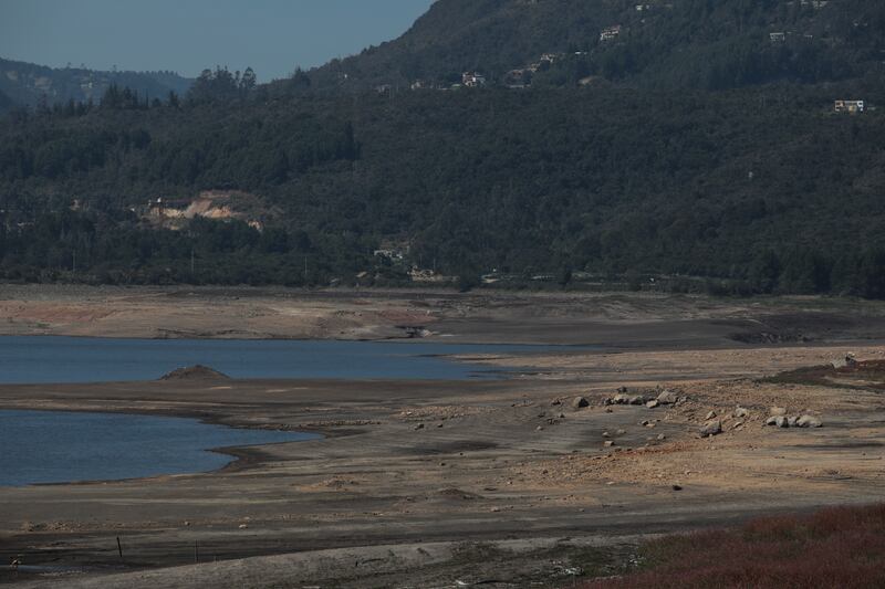 Detalle del bajo nivel de agua en el Embalse de San Rafael, en el municipio de La Calera, Cundinamarca, durante el ‘Fenómeno del Niño’ en abril de 2024