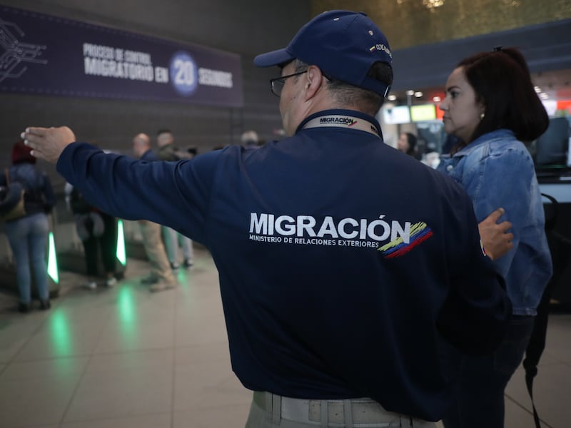 Anuncian posibles demoras en aeropuertos internacionales por protestas de trabajadores de Migración Colombia