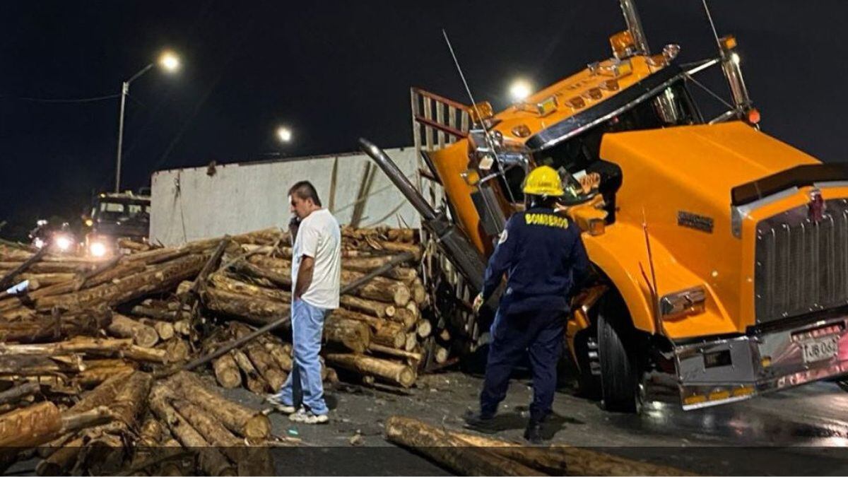 Un camión cayó sobre taxi en el norte de Cali.