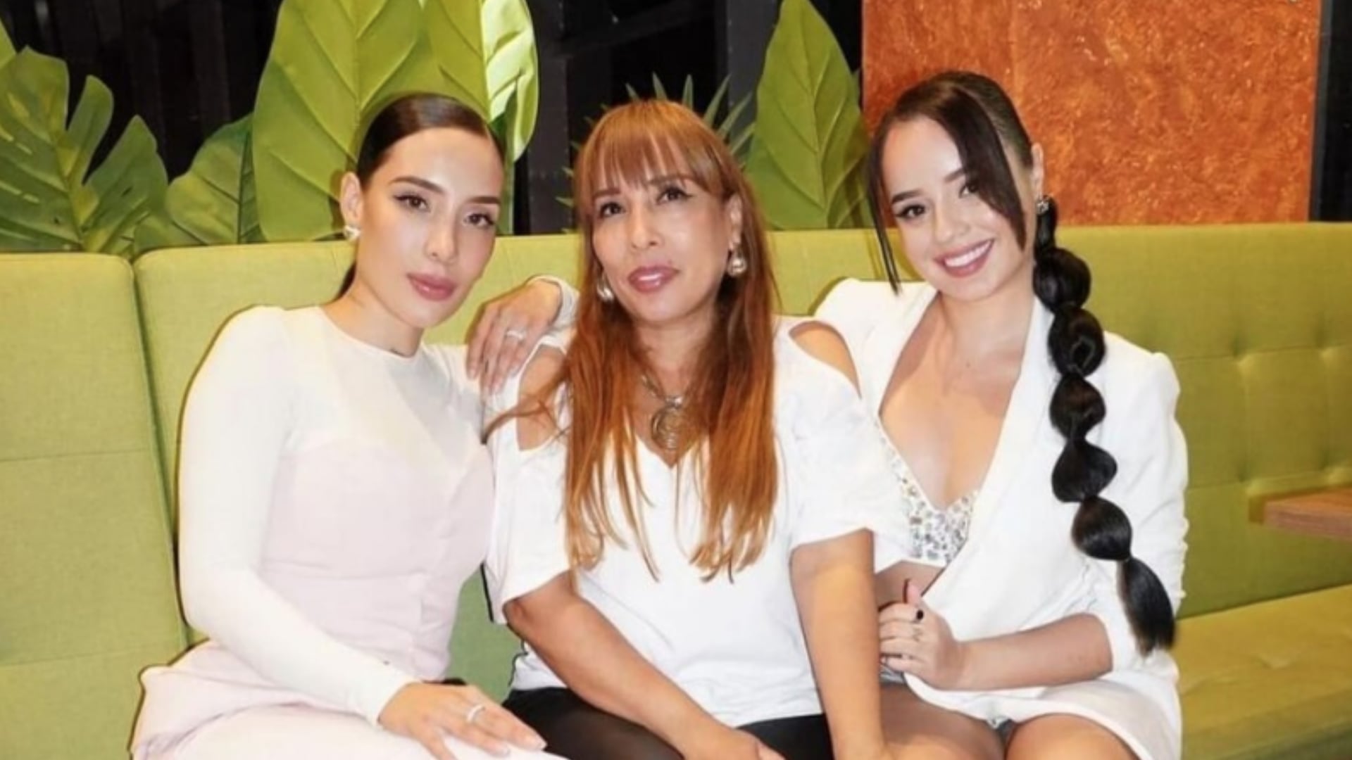 Luisa Fernanda W con su madre y su hermana