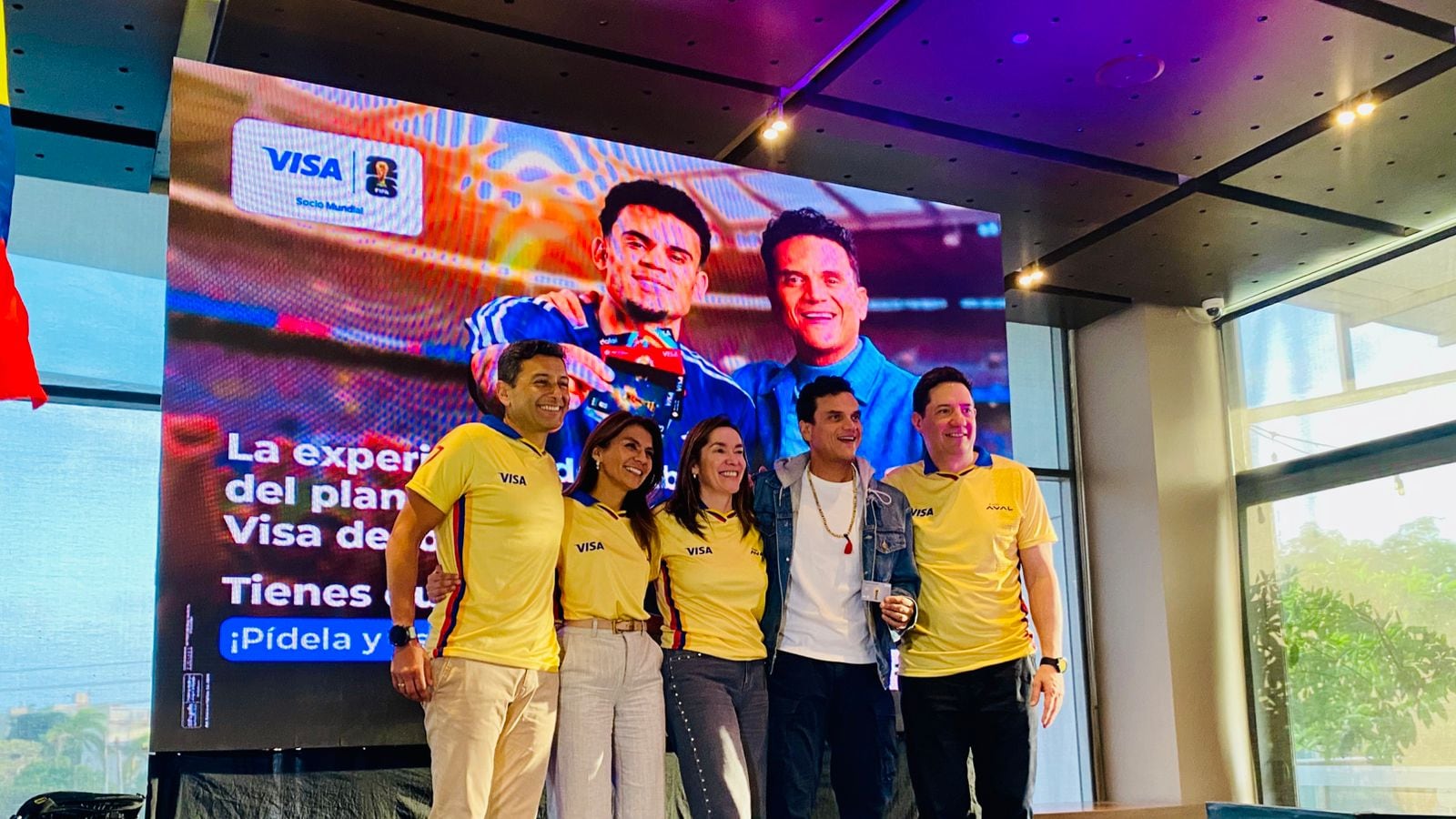 Foto Lucho Díaz y Silvestre Dangond se estrenan como embajadores de Experiencias Aval, en su campaña de la Copa Mundial de la FIFA 26.