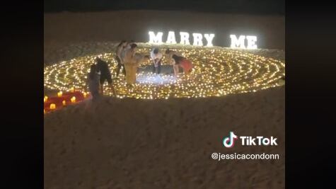 Se le cae el anillo en la arena cuando pedía matrimonio