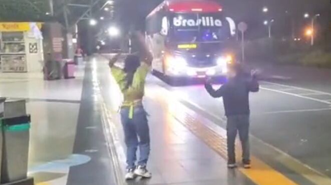 Niños reciben a su padre en la terminal