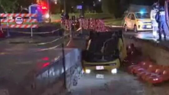 Taxista cayó hueco inundado de la obra de la 68 en Bogotá