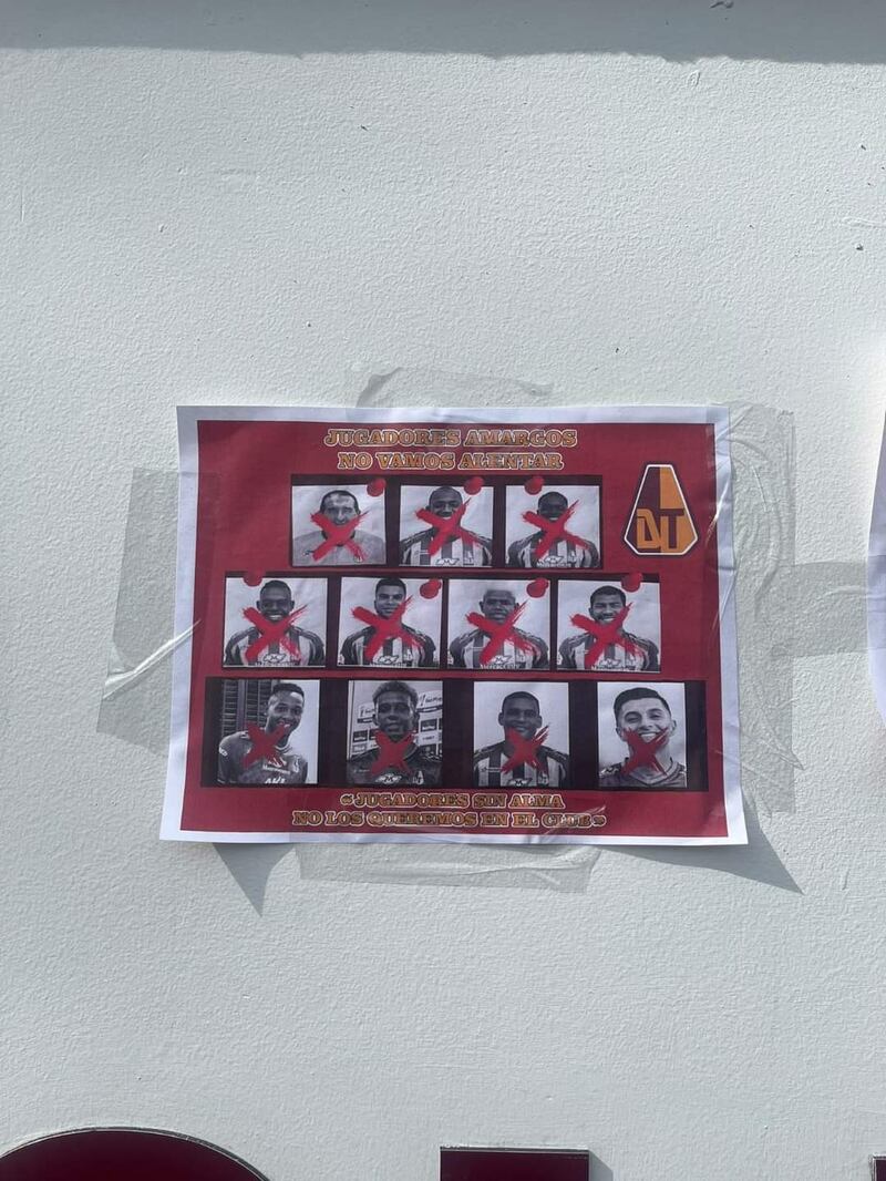 Barra de Tolima sitió la sede y panfleteó a los jugadores que no quieren más