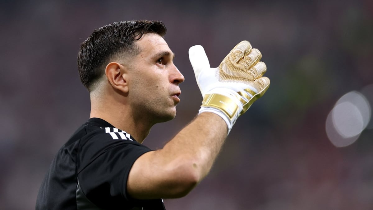 ‘Dibu’ Martínez confesó que jugó la final de la Europa League con un dedo roto