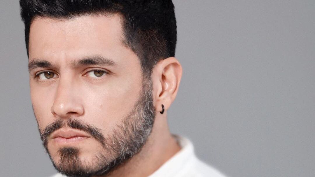 Tal parece que lo que tanto critica Santiago Alarcón es una de las cosas que mas hace en redes sociales.