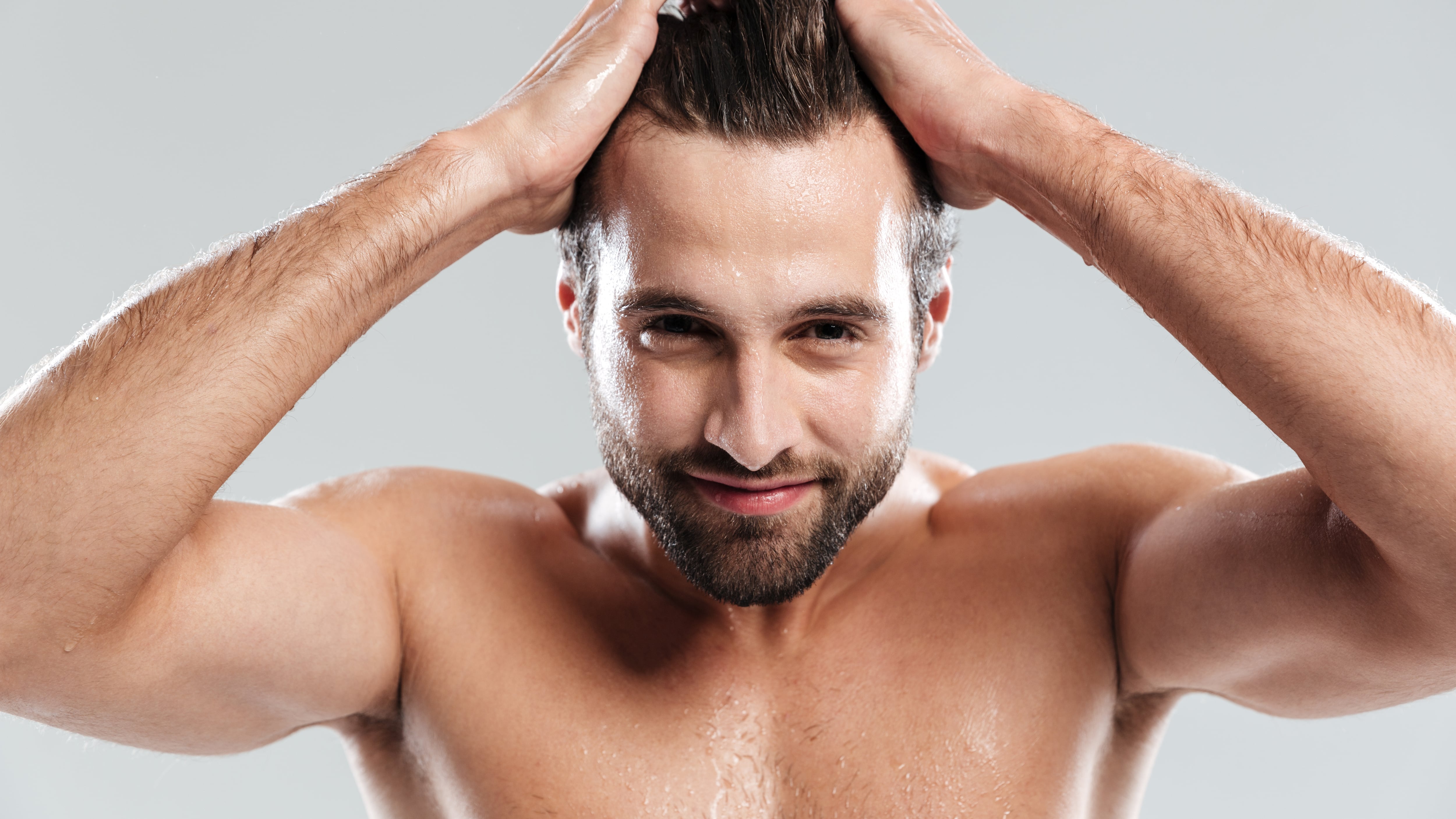 No importa si eres hombre o mujer: la clave de un cabello hermoso está en su cuidado. De hecho, un cabello sano es el punto de partida de todo lo demás. Foto: Freepik.