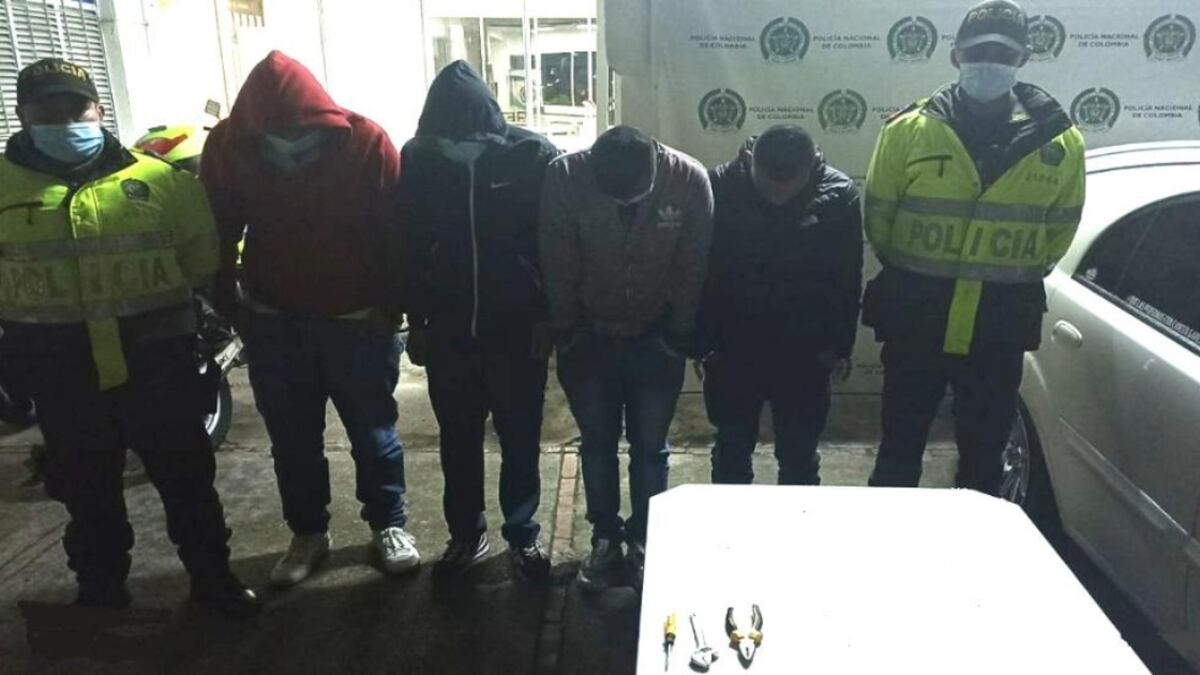 Balacera en Bogotá deja dos muertos y varios heridos en zona residencial.