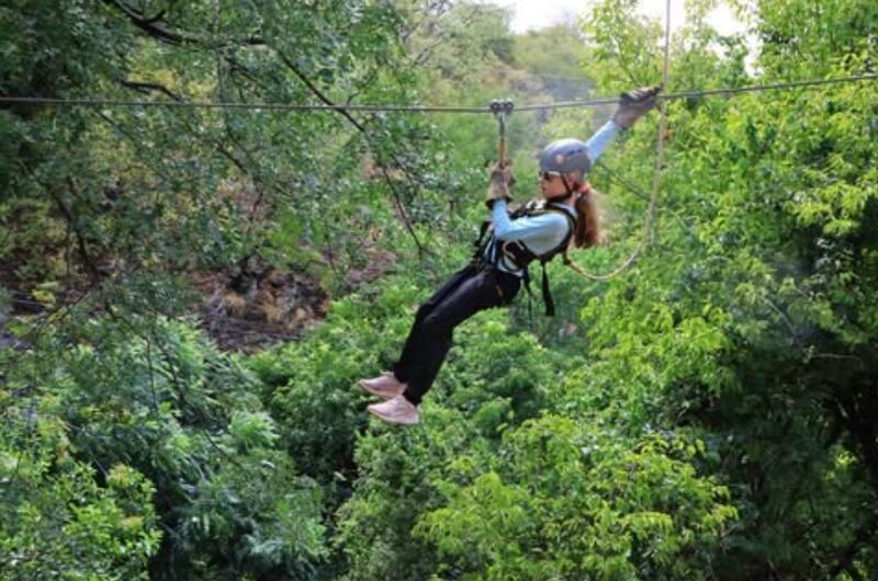 Hay una experiencia que nos permite volar por encima de océanos, selvas y hasta volcanes: estas son las tirolinas más espectaculares del mundo: la tirolesa.