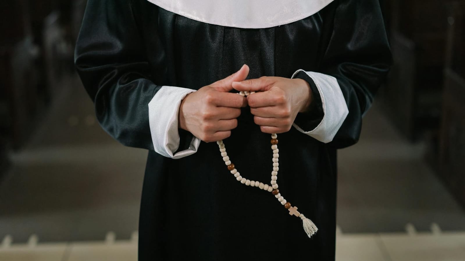 Viven en comunidades cerradas, dedicadas a la oración, el trabajo Manuel y la vida en común.