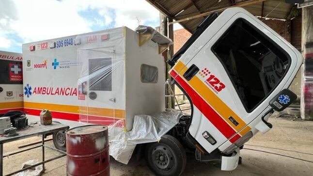 Furgones habrían sido adaptados como ambulancias en Bogotá.