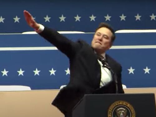 ¿Qué tan cierto es que Elon Musk hizo un saludo nazi en Capital One Arena?