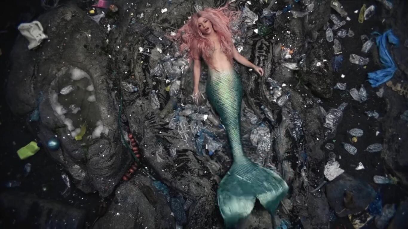 Shakira lanzó un adelanto de 'Copa Vacía' con Manuel Turizo y los fanáticos se fijaron en un gran detalle que califican como la presencia de Piqué en el video.