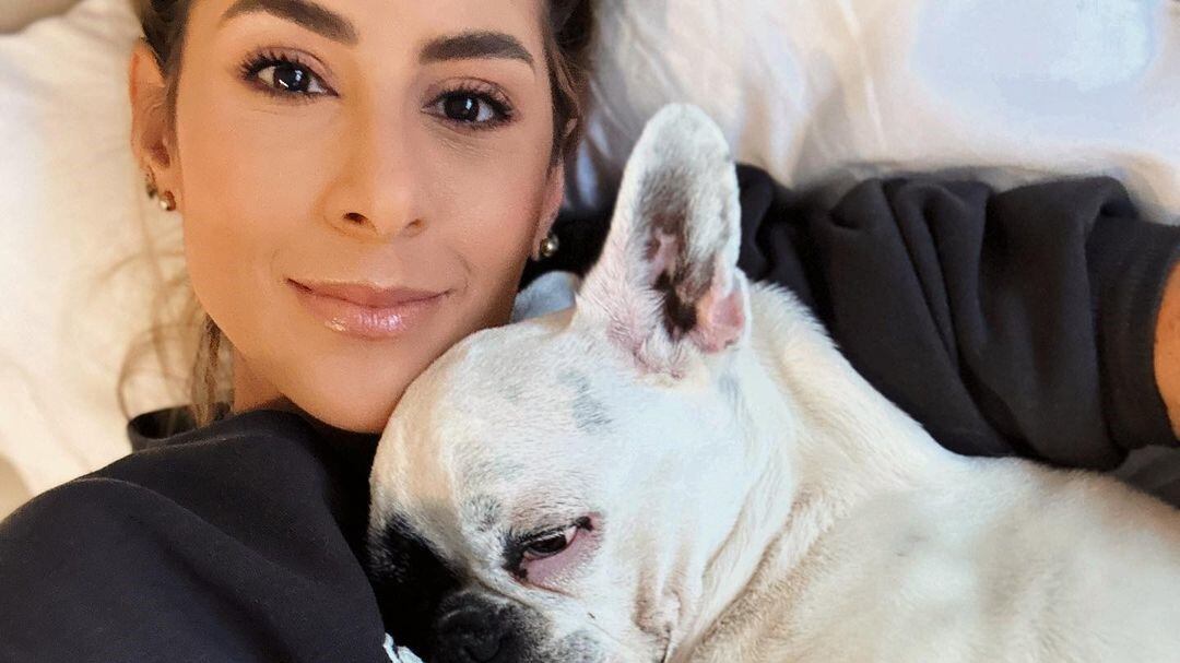 La presentadora de ‘Día a Día’ Carolina Soto tuvo que asistir al veterinario con su mascota y desde allí mostró la actitud de la tierna perrita.