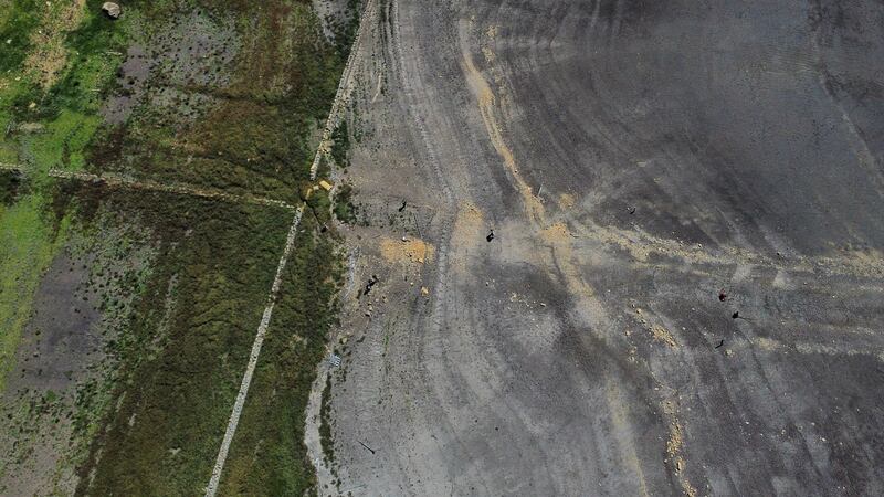Detalle del bajo nivel de agua en el Embalse de San Rafael, en el municipio de La Calera, Cundinamarca, durante el ‘Fenómeno del Niño’ en abril de 2024
