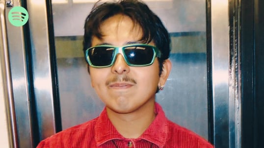 Macario Martínez, el barrendero que se hizo viral en Tiktok, ya firmó con importante disquera en México