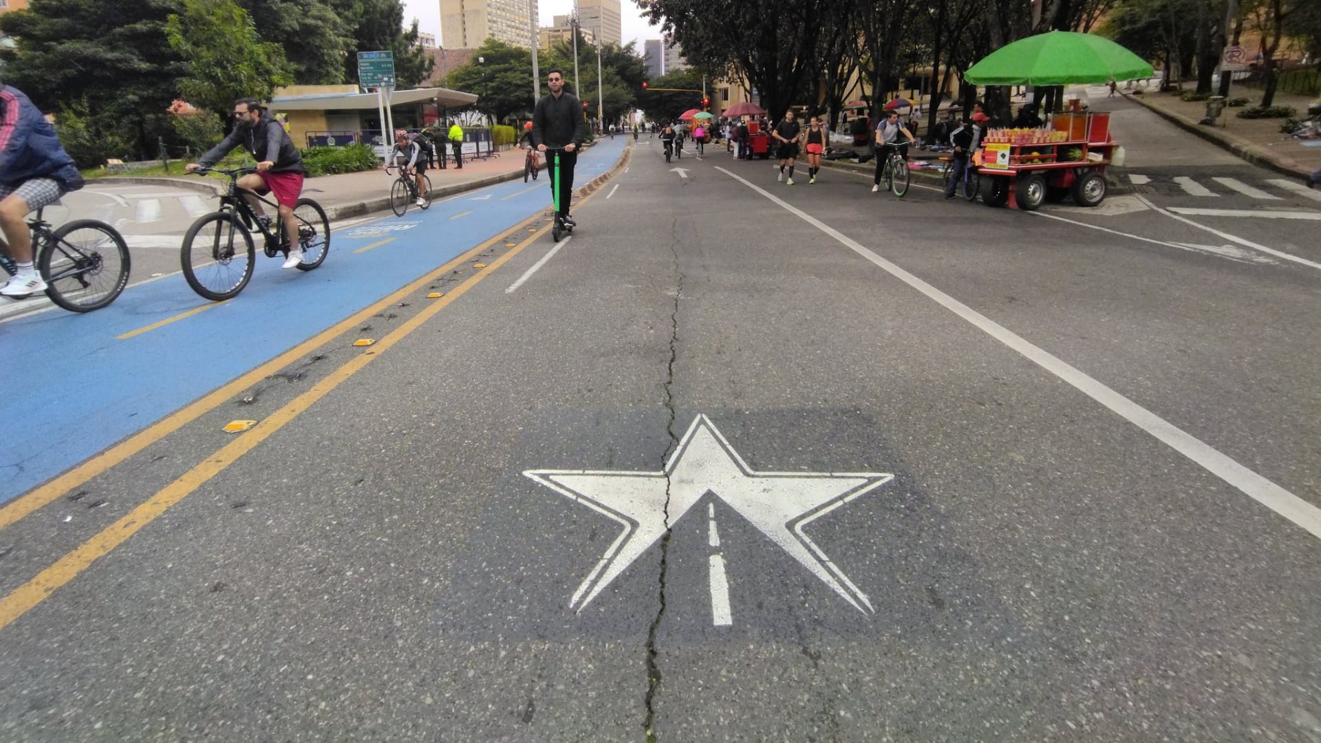 Que ironía: trabajador que pintaba campaña de estrellas negras en Bogotá, fue arrollado por un carro