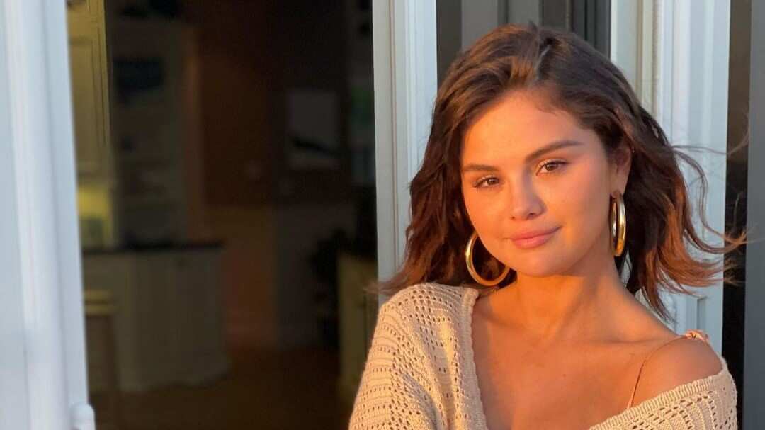Selena Gomez prova que as unhas laranjas podem ser a melhor escolha dessa semana