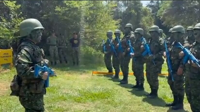 Claudia López vestida de militar