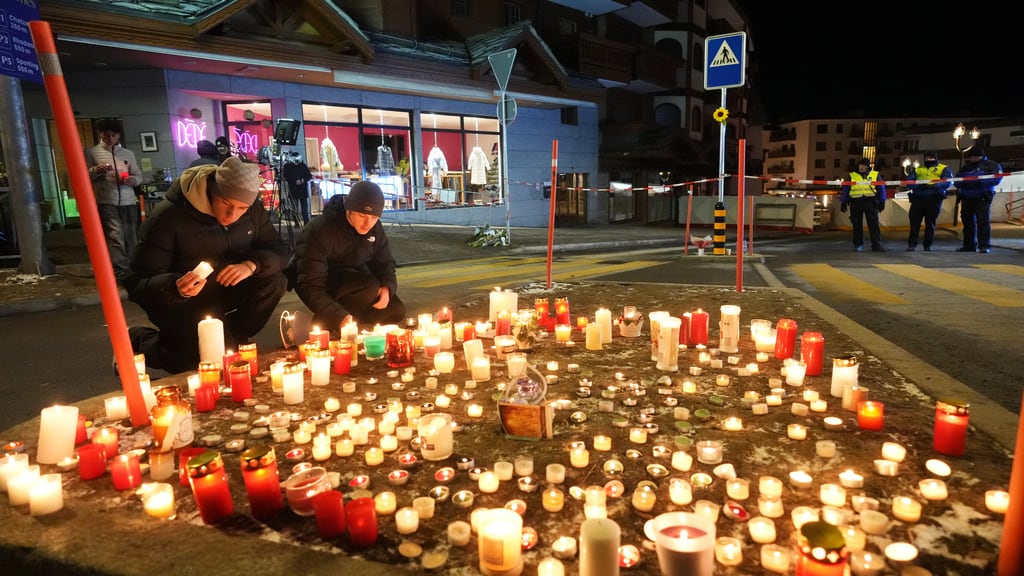 Cientos de personas homenajean a las víctimas de la tragedia de año nuevo en bar de Suiza