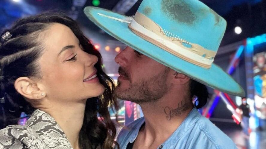 En la fotografía se ve a Tatán Mejía desnudo mientras prepara un café en la habitación de un hotel.