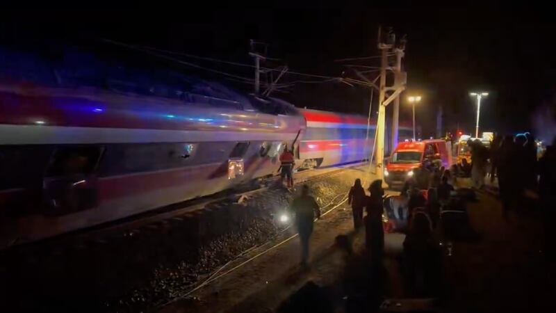Impresionante choque de trenes de alta velocidad en España: van 21 muertos y decenas de heridos