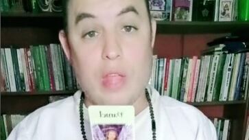 El vidente sobre la continuidad o no de su gobierno, así como de los intereses amorosos del político.