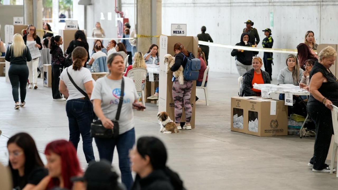 Imágenes de la jornada electoral en Antioquia: ciudadanos votando, jurados de mesa, puestos de votación y el conteo de votos al cierre de las urnas.